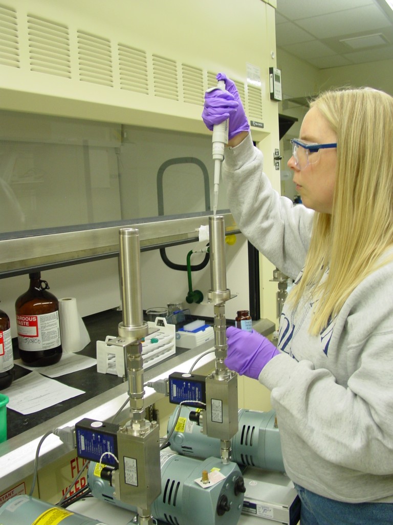 Elin Ulrich in the lab